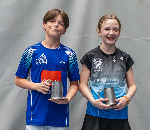 Mikkel, BC37 og Ella, KMB tildelt fighterpokaler ved Amagermesterskaberne 2023. Foto: Mikkel Gantriis Mikkel, BC37 og Ella, KMB tildelt fighterpokaler ved Amagermesterskaberne 2023. Foto: Mikkel Gantriis