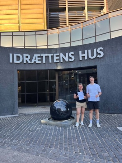 Lotte Thomsen & Jonas Bangsgaard foran Idrættens Hus