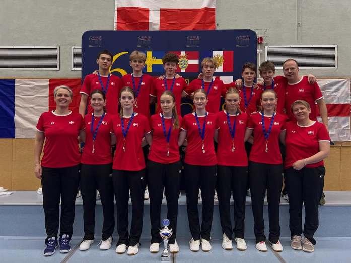 Lotte Thomsen (t.h.) sammen med dygtige danske ungdomsspillere til 6 nations.