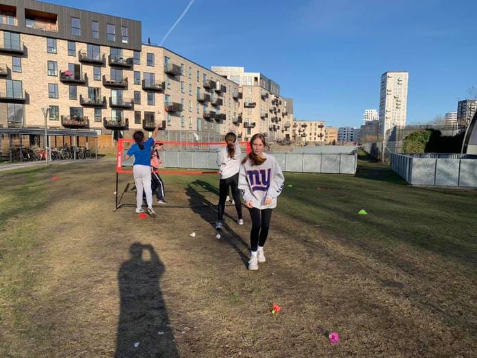 Ungdomstræning udenfor BC37-hallen i 2021